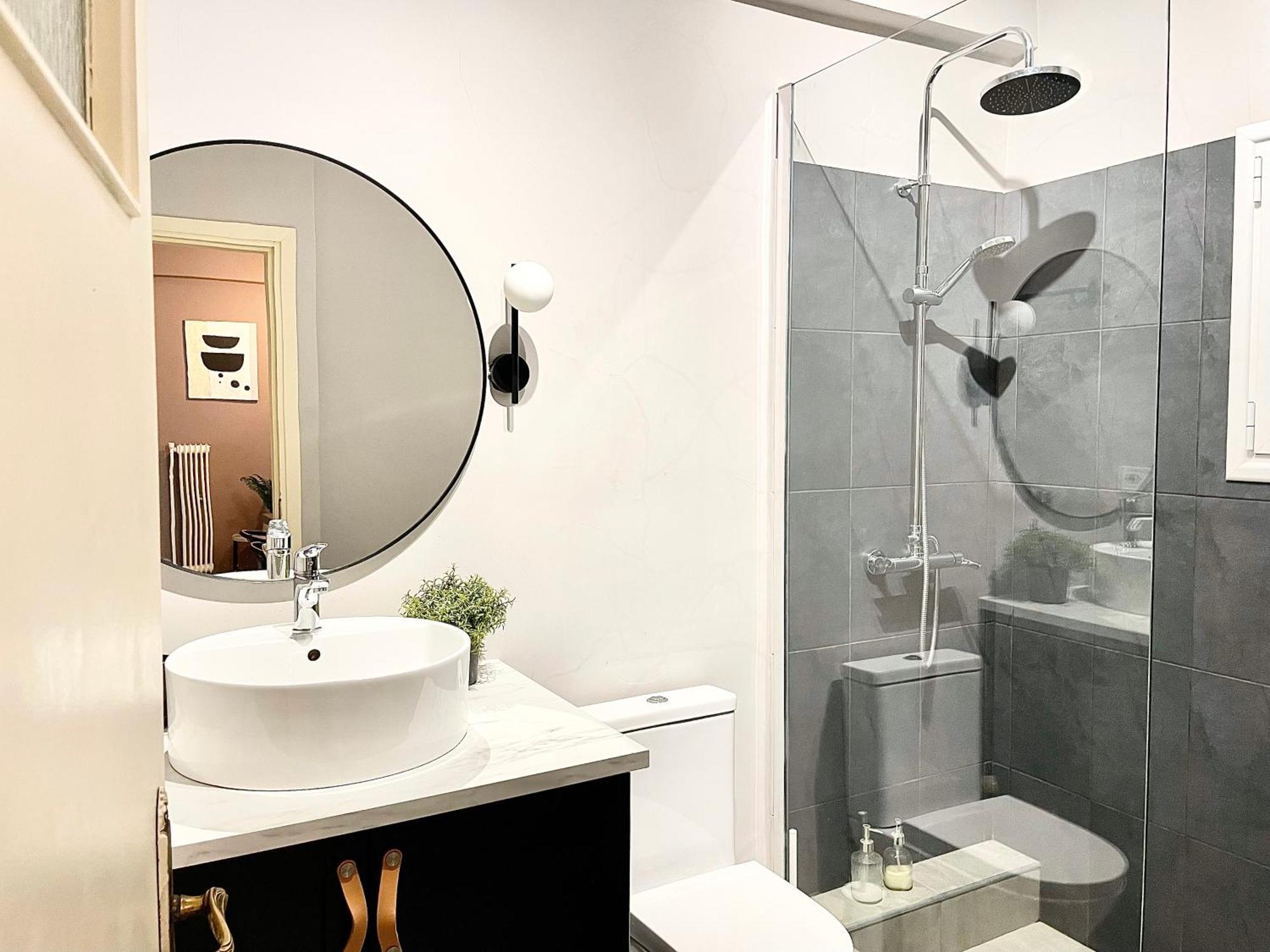 Comfy And Spacious Two Bedroom With Balcony * Athen