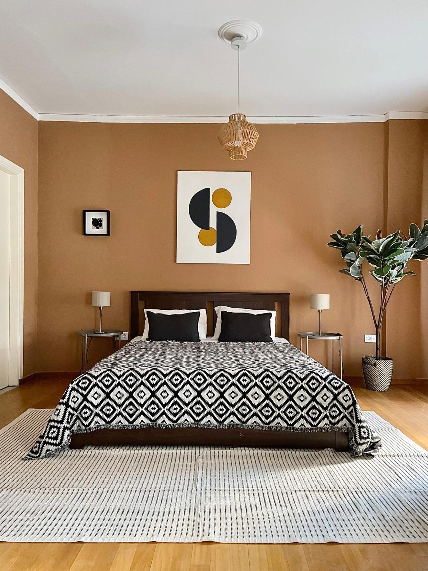 Comfy And Spacious Two Bedroom With Balcony Athen