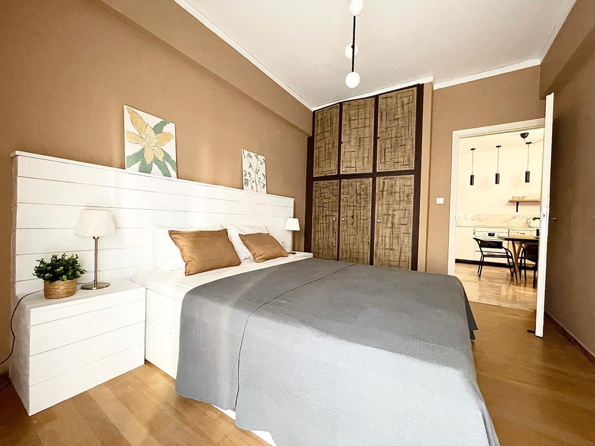 Comfy And Spacious Two Bedroom With Balcony Athen