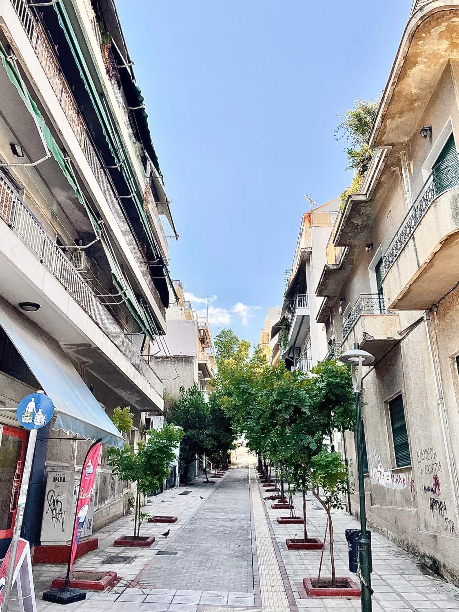 Comfy And Spacious Two Bedroom With Balcony Apartment Athen
